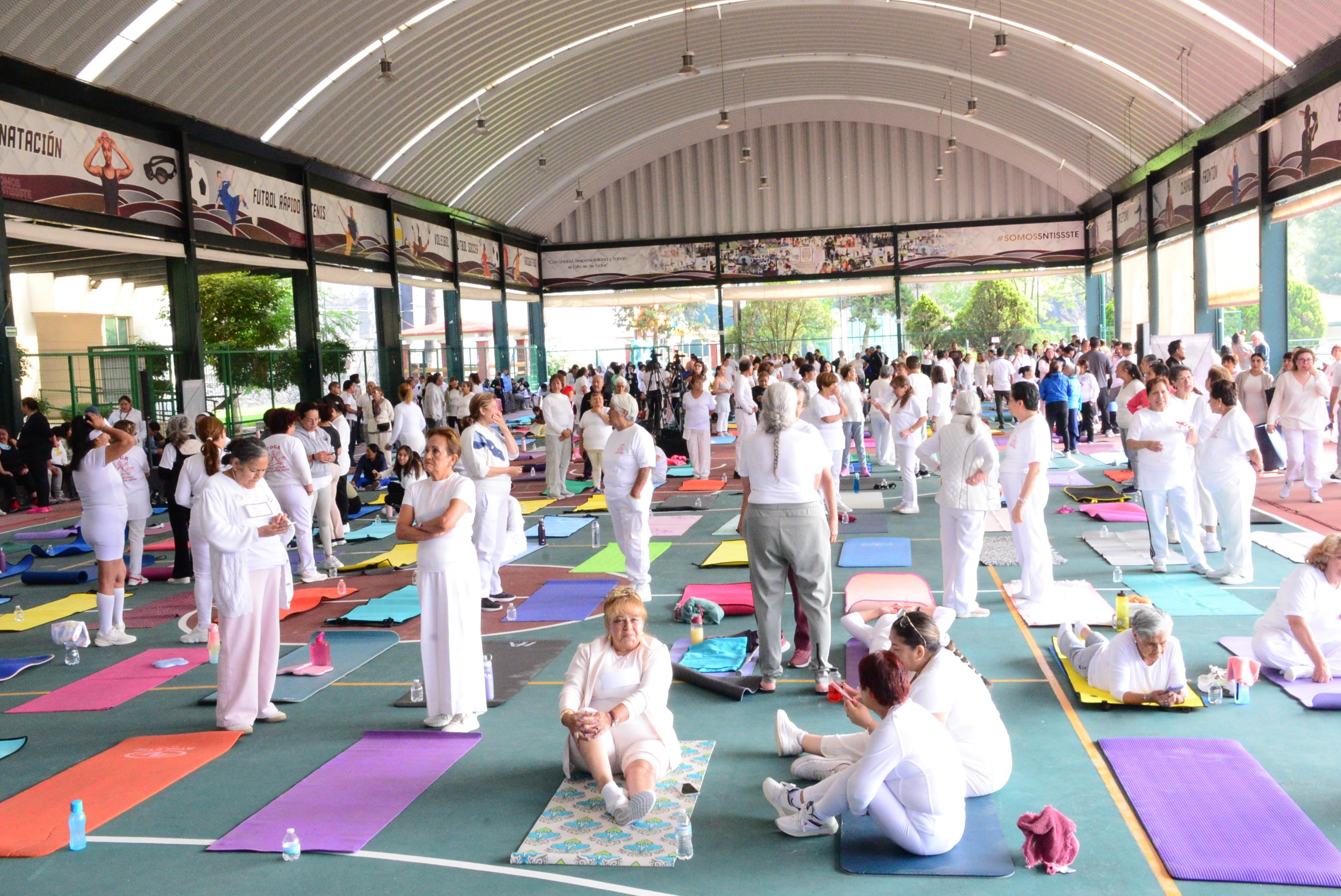 Clase Conmemorativa Por el “Día Internacional Del Yoga”, en el Centro Social, Cultural y Deportivo del SNTISSSTE